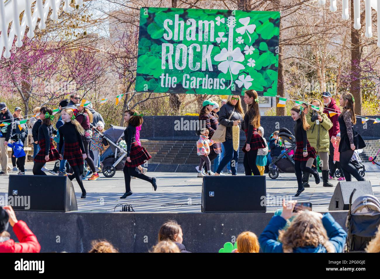 Oklahoma, 17 2023 MARS - danse irlandaise dans les jardins botaniques Myriad pendant St. Patrick Banque D'Images