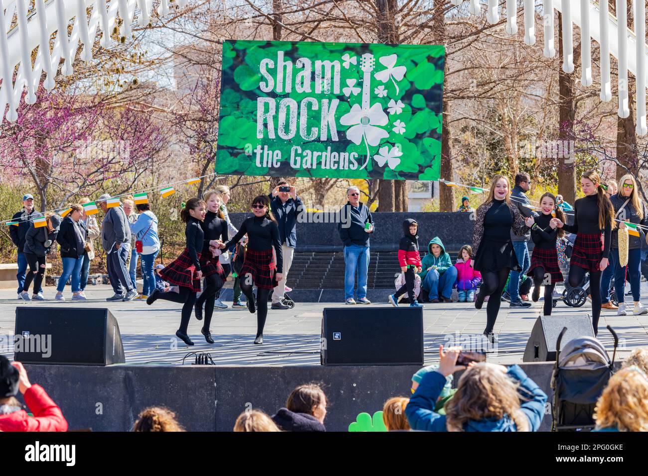 Oklahoma, 17 2023 MARS - danse irlandaise dans les jardins botaniques Myriad pendant St. Patrick Banque D'Images