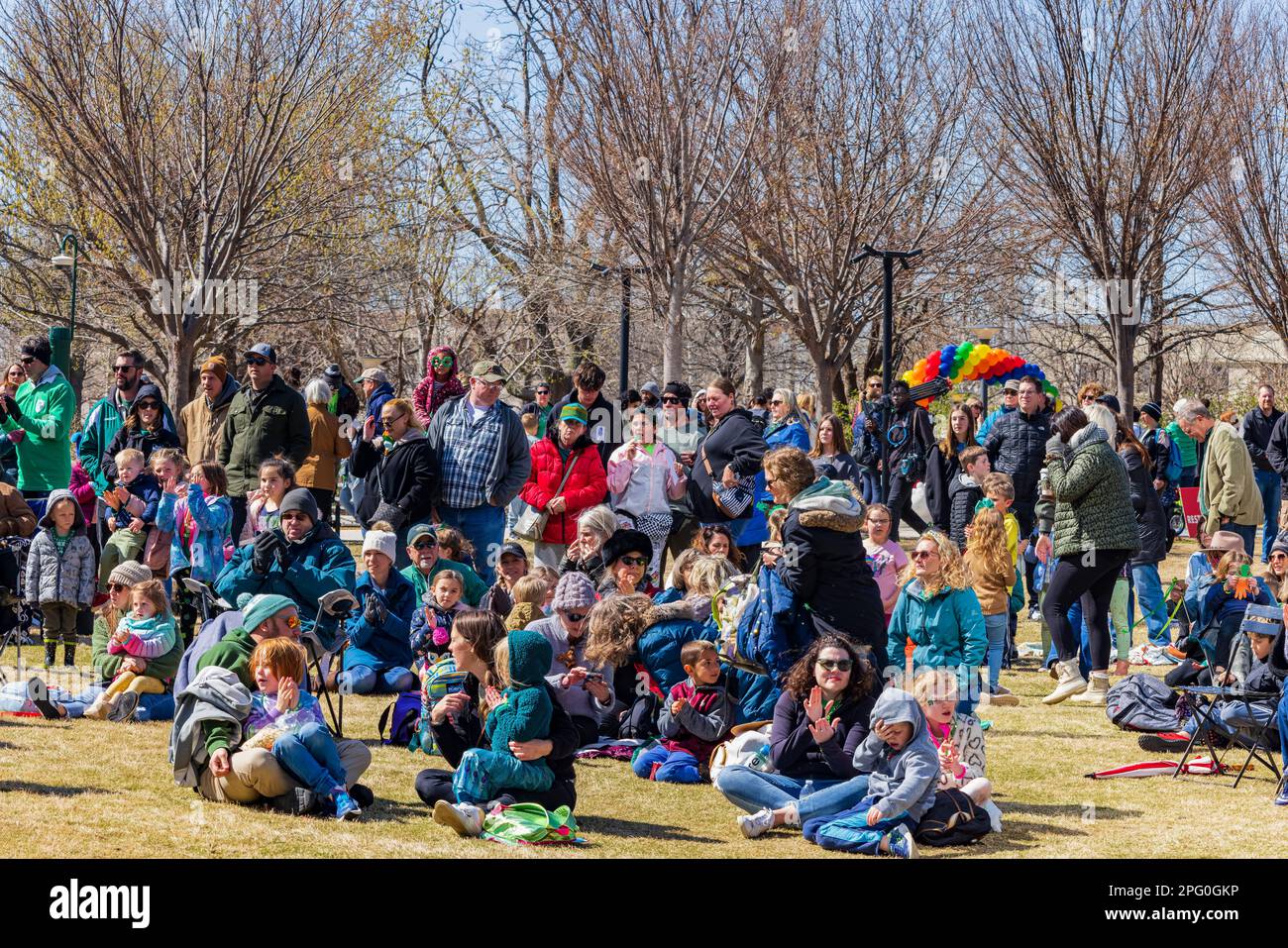 Oklahoma, 17 2023 MARS - des gens qui se jogent à la rue Fête de la Patrick dans les jardins botaniques de Myriad Banque D'Images