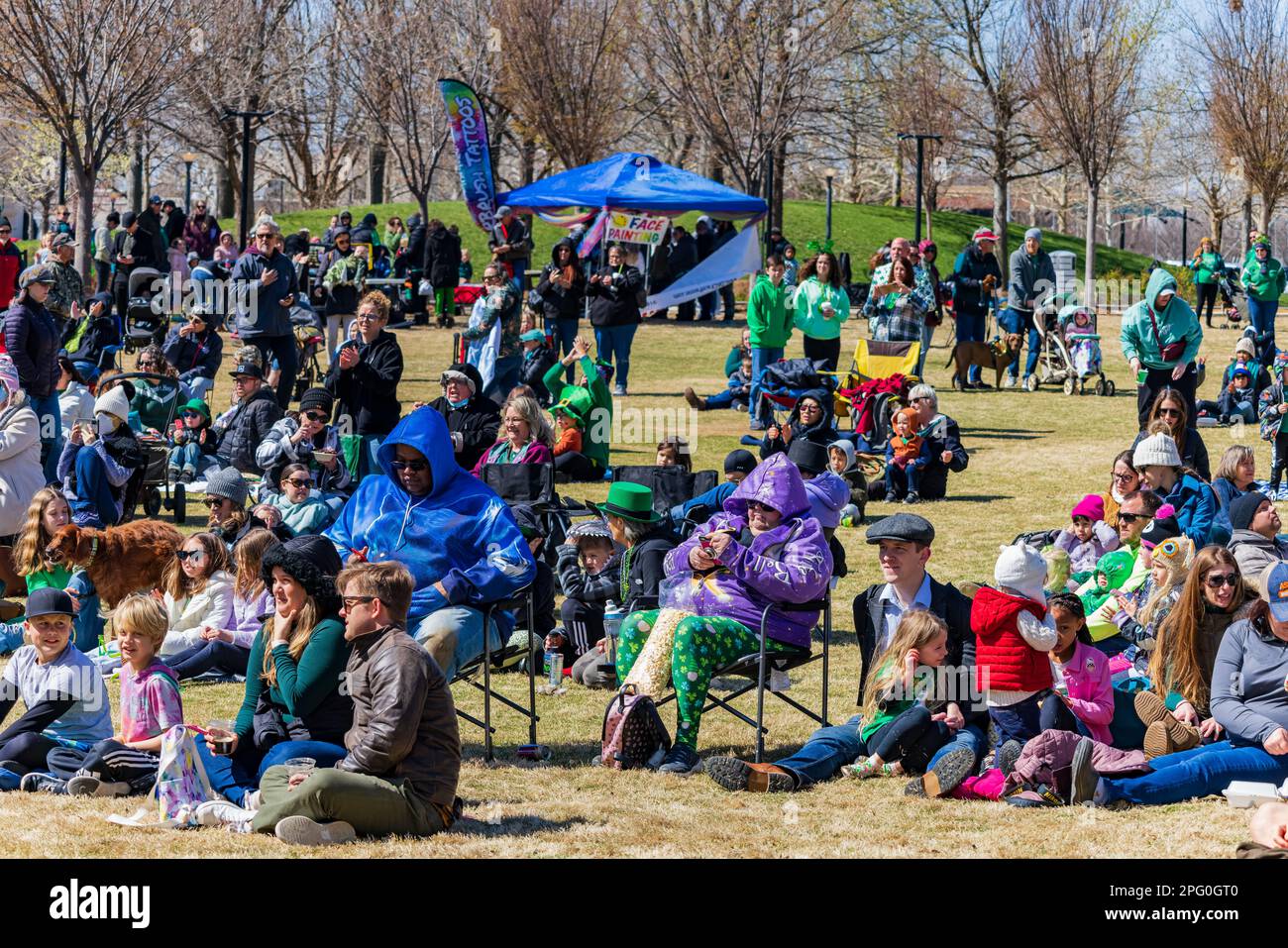 Oklahoma, 17 2023 MARS - des gens qui se jogent à la rue Fête de la Patrick dans les jardins botaniques de Myriad Banque D'Images