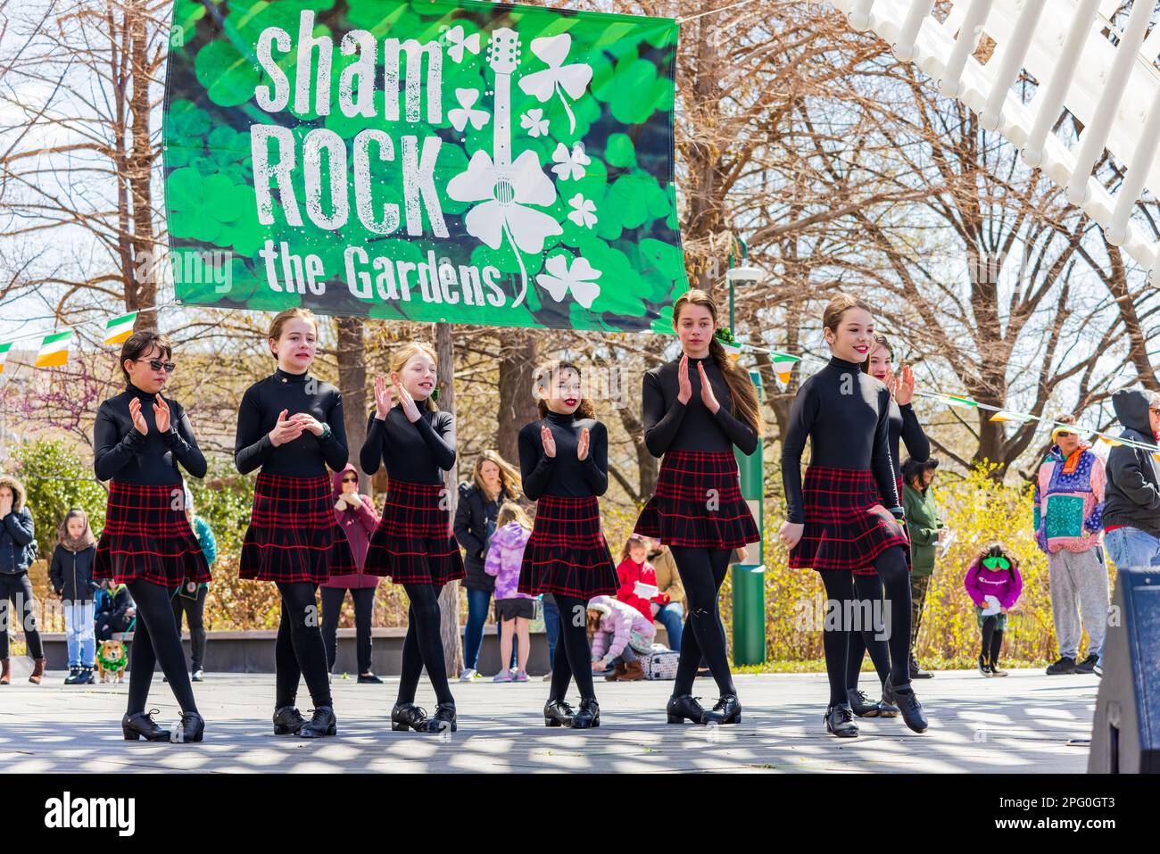Oklahoma, 17 2023 MARS - danse irlandaise dans les jardins botaniques Myriad pendant St. Patrick Banque D'Images