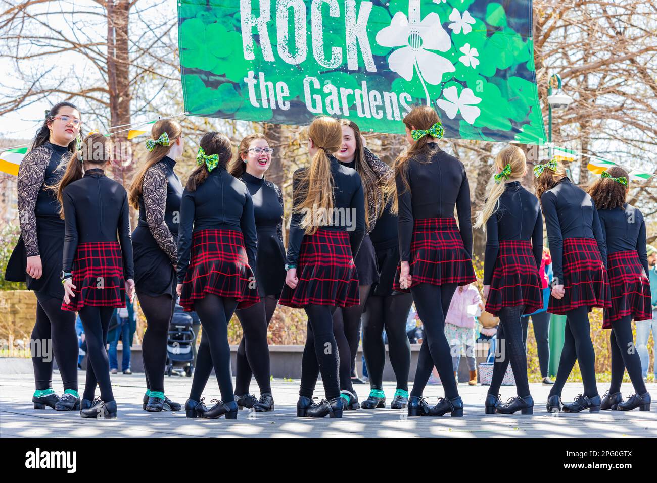 Oklahoma, 17 2023 MARS - danse irlandaise dans les jardins botaniques Myriad pendant St. Patrick Banque D'Images