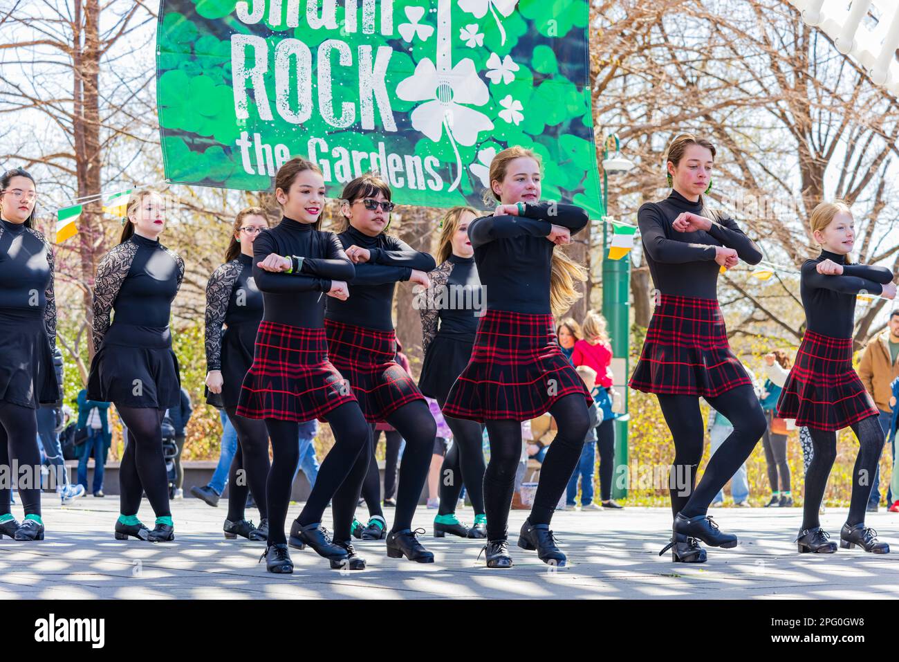 Oklahoma, 17 2023 MARS - danse irlandaise dans les jardins botaniques Myriad pendant St. Patrick Banque D'Images