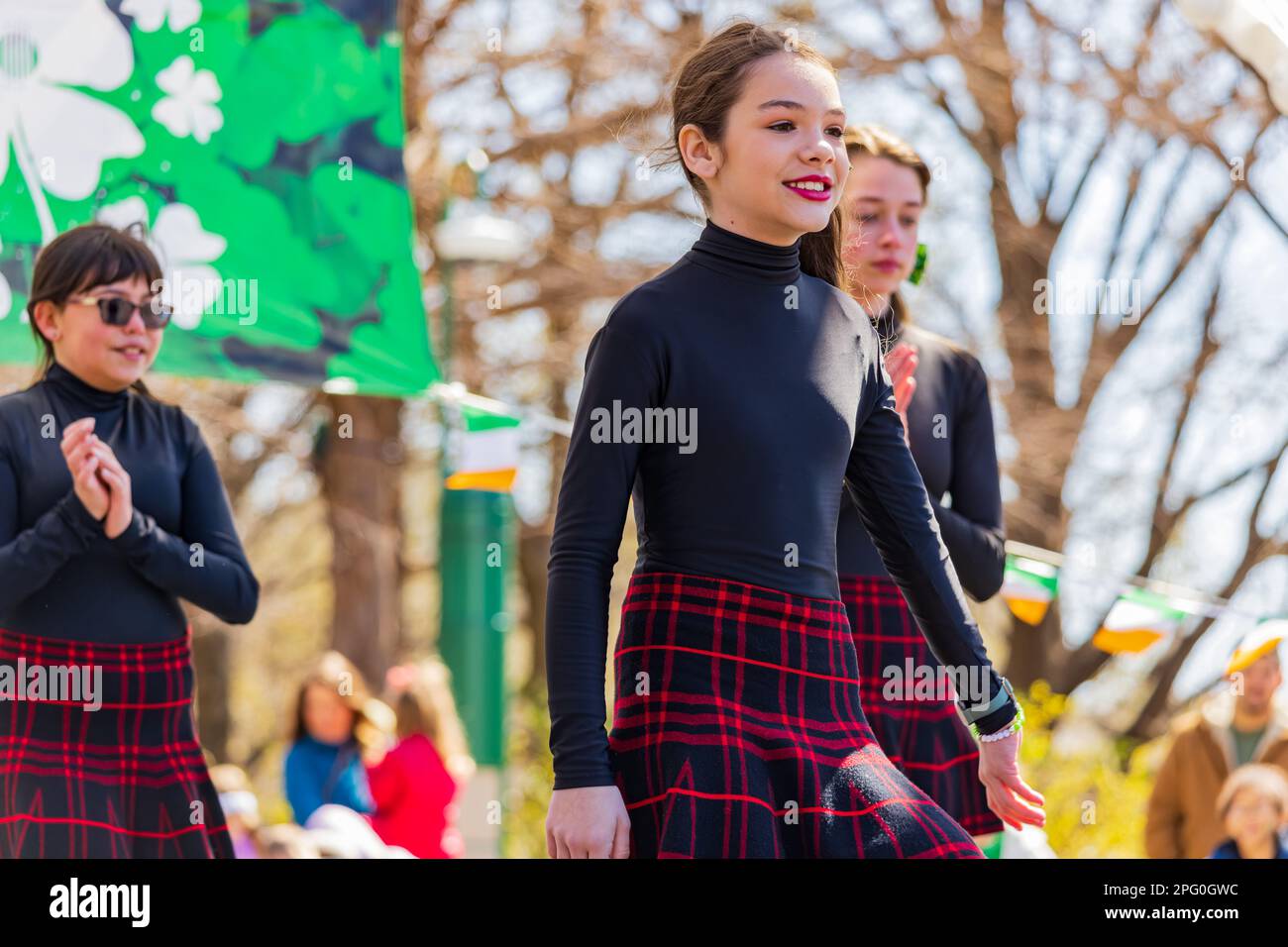 Oklahoma, 17 2023 MARS - danse irlandaise dans les jardins botaniques Myriad pendant St. Patrick Banque D'Images