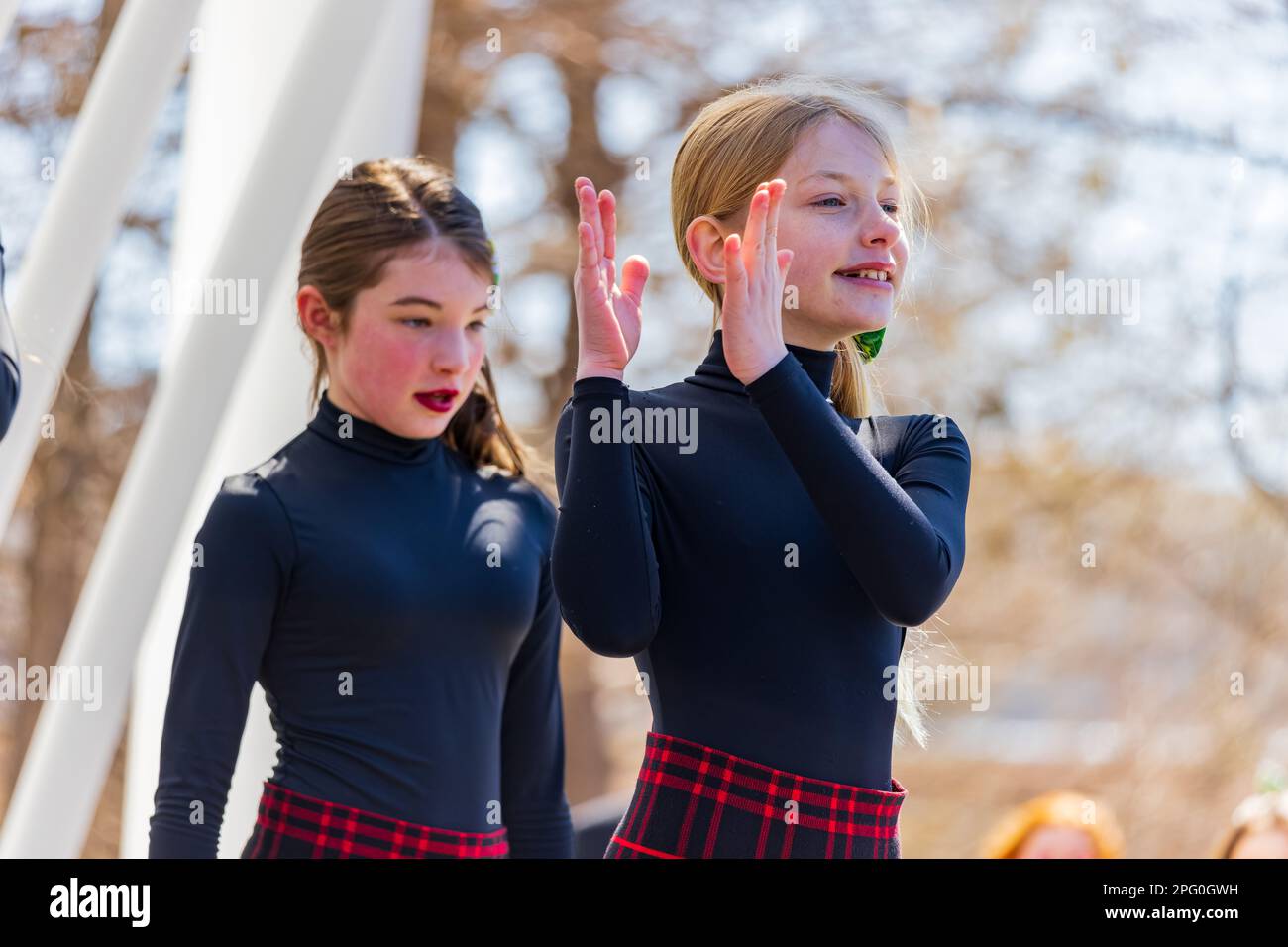 Oklahoma, 17 2023 MARS - danse irlandaise dans les jardins botaniques Myriad pendant St. Patrick Banque D'Images