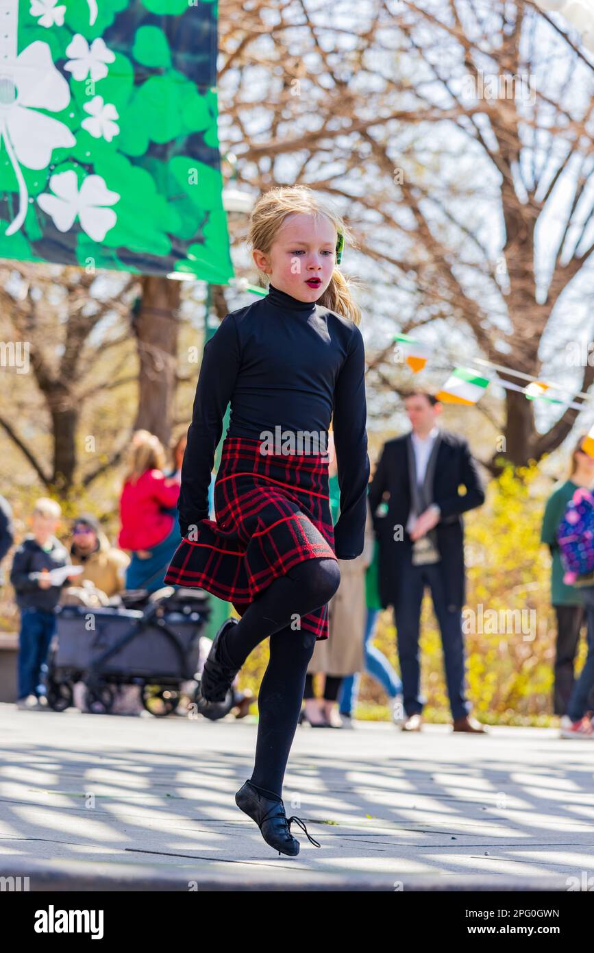 Oklahoma, 17 2023 MARS - danse irlandaise dans les jardins botaniques Myriad pendant St. Patrick Banque D'Images