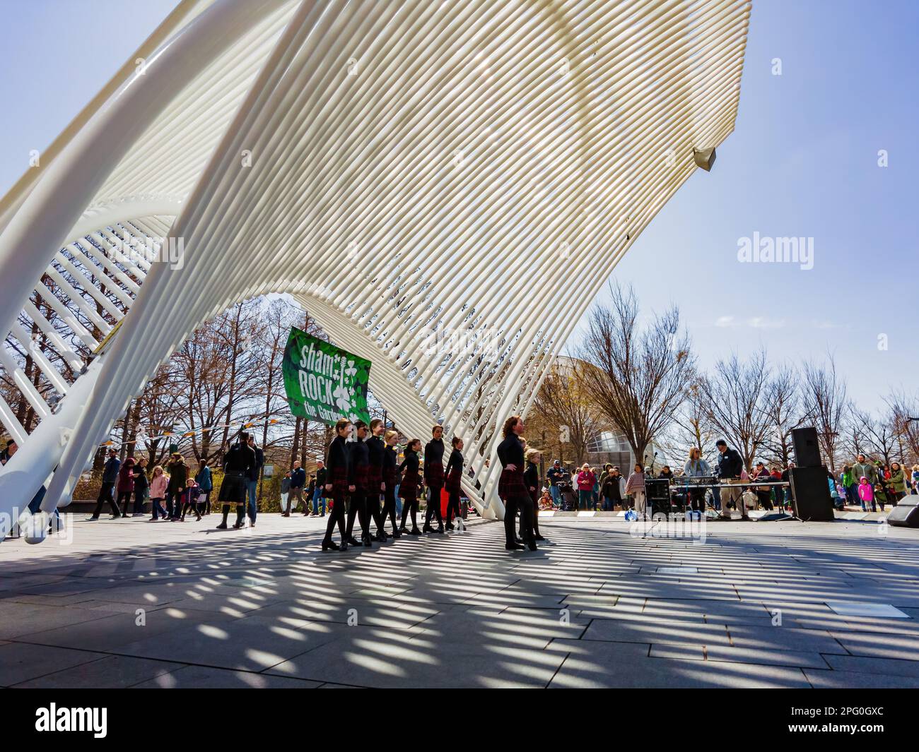 Oklahoma, 17 2023 MARS - danse irlandaise dans les jardins botaniques Myriad pendant St. Patrick Banque D'Images