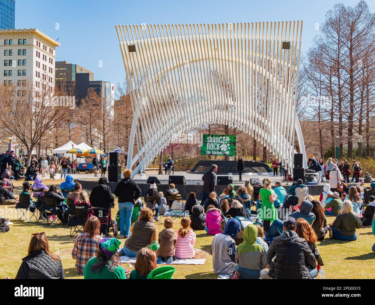 Oklahoma, 17 2023 MARS - des gens qui se jogent à la rue Fête de la Patrick dans les jardins botaniques de Myriad Banque D'Images