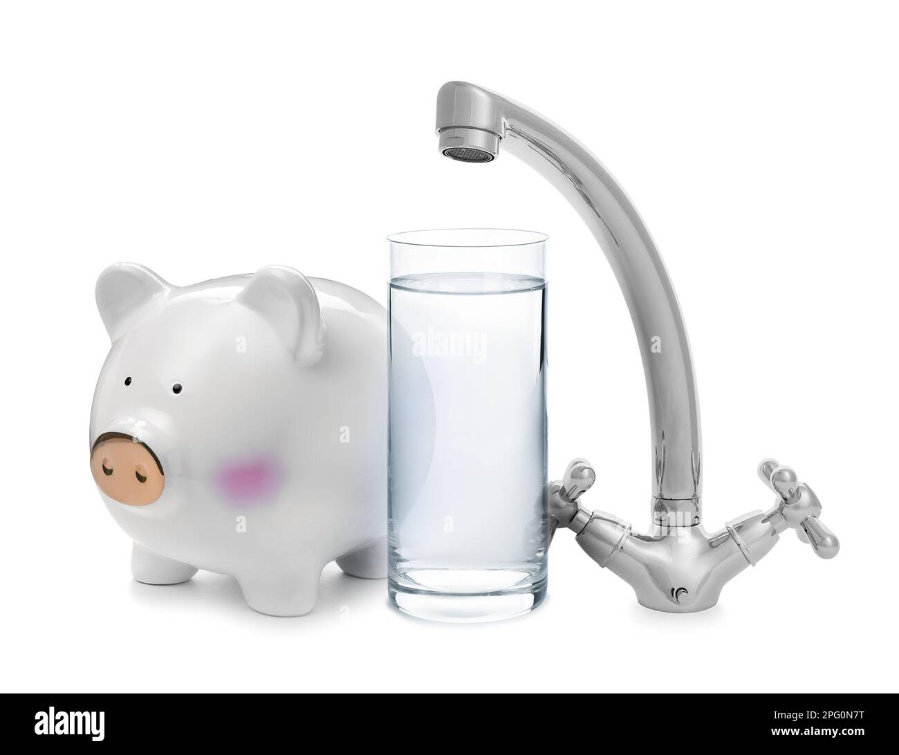 Concept de pénurie d'eau. Tirelire, robinet et verre sur fond blanc Banque D'Images