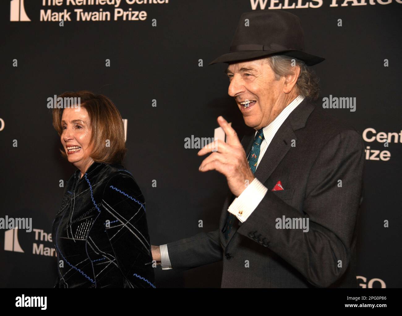 Washington, États-Unis. 19th mars 2023. L'ancienne conférencière de la Chambre Nancy Pelosi et son mari Paul posent pour les photographes alors qu'ils arrivent sur le tapis rouge de la soirée de gala du prix Kennedy Center Mark Twain 2023 pour l'humour américain, en l'honneur du comédien Adam Sandler, à Washington, DC, dimanche, 19 mars, 2023. Paul porte toujours un chapeau, après une opération de crâne pour une attaque dans leur maison de San Francisco. Photo de Mike Theiler/UPI crédit: UPI/Alay Live News Banque D'Images Washington, États-Unis. 19th mars 2023. L'ancienne conférencière de la Chambre Nancy Pelosi et son mari Paul posent pour les photographes alors qu'ils arrivent sur le tapis rouge de la soirée de gala du prix Kennedy Center Mark Twain 2023 pour l'humour américain, en l'honneur du comédien Adam Sandler, à Washington, DC, dimanche, 19 mars, 2023. Paul porte toujours un chapeau, après une opération de crâne pour une attaque dans leur maison de San Francisco. Photo de Mike Theiler/UPI crédit: UPI/Alay Live News Banque D'Images