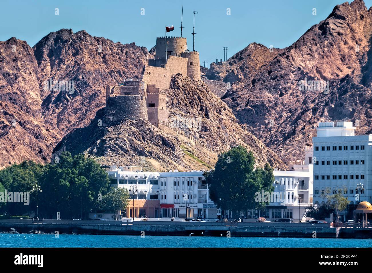 Vue sur l'ancien fort/tour d'observation et la corniche depuis le port de Mutrah, Muscat, Oman Banque D'Images