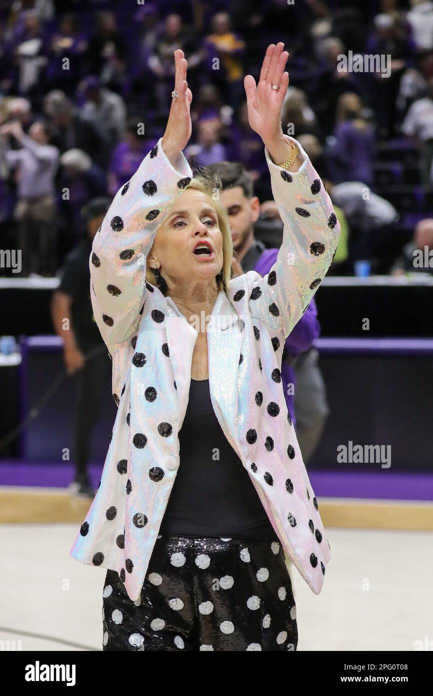 Bâton Rouge, LA, États-Unis. 19th mars 2023. Kim Mulkey, entraîneure en chef de l'UAC, se rend à l'étage de la région pour remercier les fans après le deuxième tour d'action du tournoi de folie de la NCAA entre les Michigan Wolverines et les Tigres de l'UES au Pete Maravich Assembly Center à Baton Rouge, LA. Jonathan Mailhes/CSM/Alamy Live News Banque D'Images