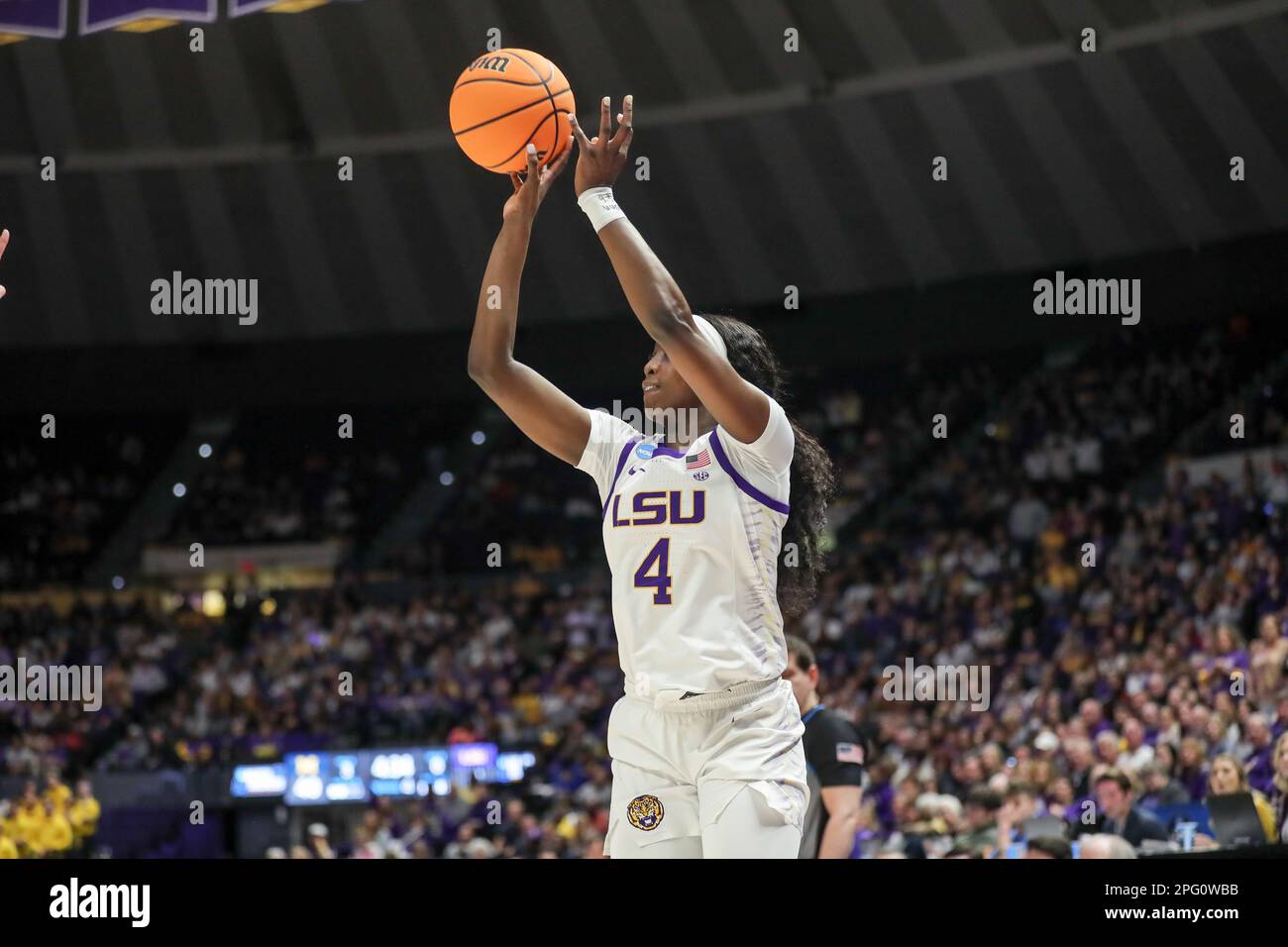 Bâton Rouge, LA, États-Unis. 19th mars 2023. Flau'jae Johnson (4) de LSU présente un tir à partir du coin lors du deuxième tour du tournoi de folie de la NCAA entre les Michigan Wolverines et les LSU Tigers au Pete Maravich Assembly Center de Baton Rouge, EN LOUISIANE. Jonathan Mailhes/CSM/Alamy Live News Banque D'Images