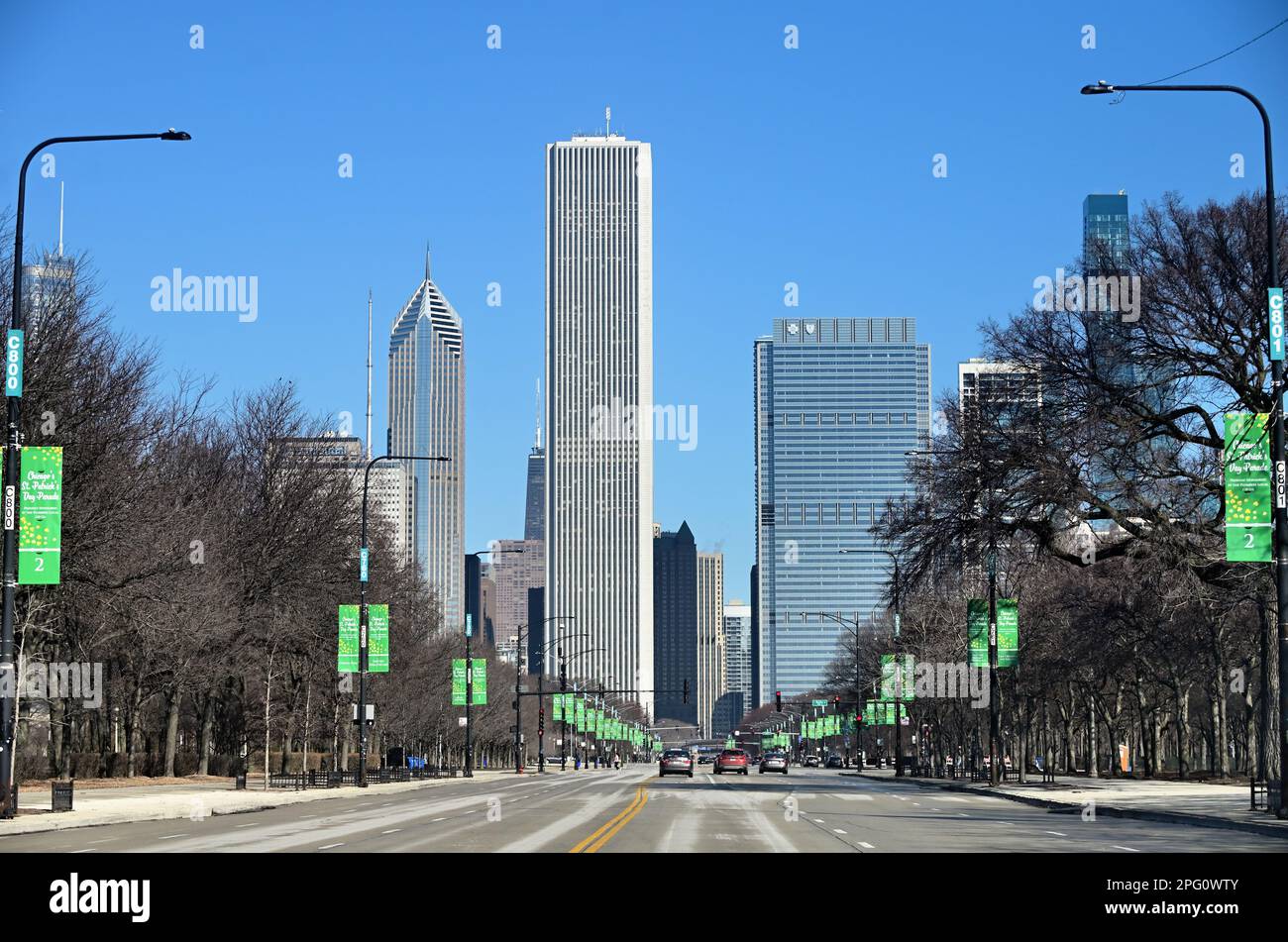 Chicago, Illinois, États-Unis. Bannières mettant en vedette le prochain St. Patrick's Day Parade et festival attaché aux poteaux de feu de rue bordant Columbus Drive. Banque D'Images