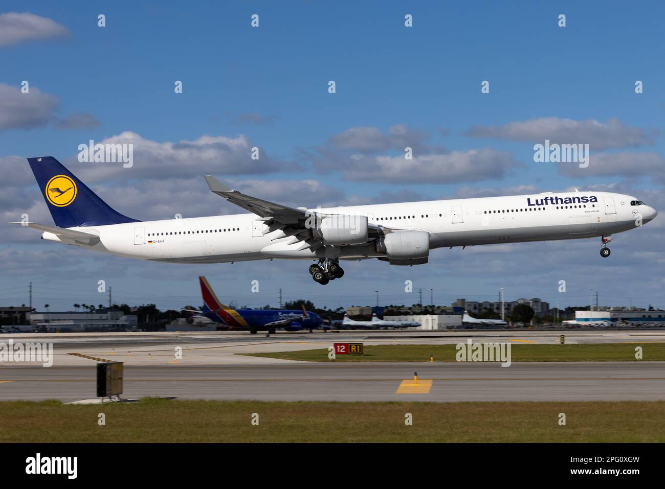 Lufthansa A340-600 atterrissage à Miami MIA Banque D'Images