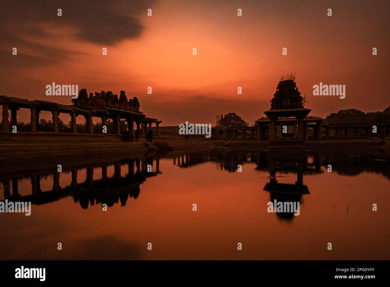 Coucher de soleil sur le lac de Pushkarani près du temple de Vijaya Vitthala à Hampi. Hampi, capitale de l'empire de Vijayanagar, est un site classé au patrimoine mondial de l'UNESCO. Banque D'Images