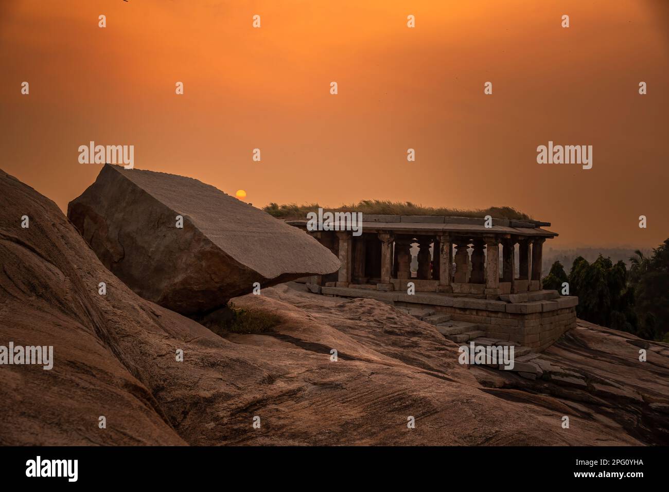 Vue sur les ruines de Hampi au coucher du soleil sur la colline d'Hemakuta. Hampi, capitale de l'empire de Vijayanagar, est un site classé au patrimoine mondial de l'UNESCO. Banque D'Images