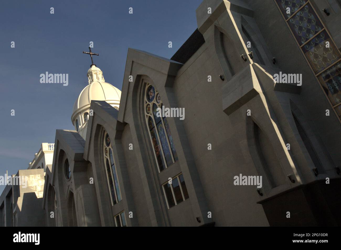 Une vue latérale de Katedral Hati Tersuci Maria (Cathédrale du coeur le plus sacré de Marie), une cathédrale romano-catholique qui est magnifiquement structurée et est située à Manado, au nord de Sulawesi, en Indonésie. Banque D'Images