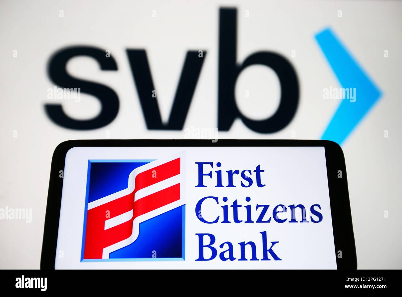 Ukraine. 19th mars 2023. Dans cette illustration, un logo de First Citizens Bancshares Inc. Est visible sur un smartphone, et le logo de la Silicon Valley Bank (SVB) est en arrière-plan. Crédit : SOPA Images Limited/Alamy Live News Banque D'Images