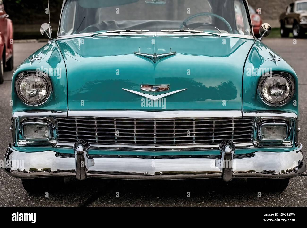 Vue avant d'un magnifique cabriolet Bel Air 1956 de Chevrolet lors d'une soirée de printemps à Lindstrom, Minnesota, États-Unis. Banque D'Images