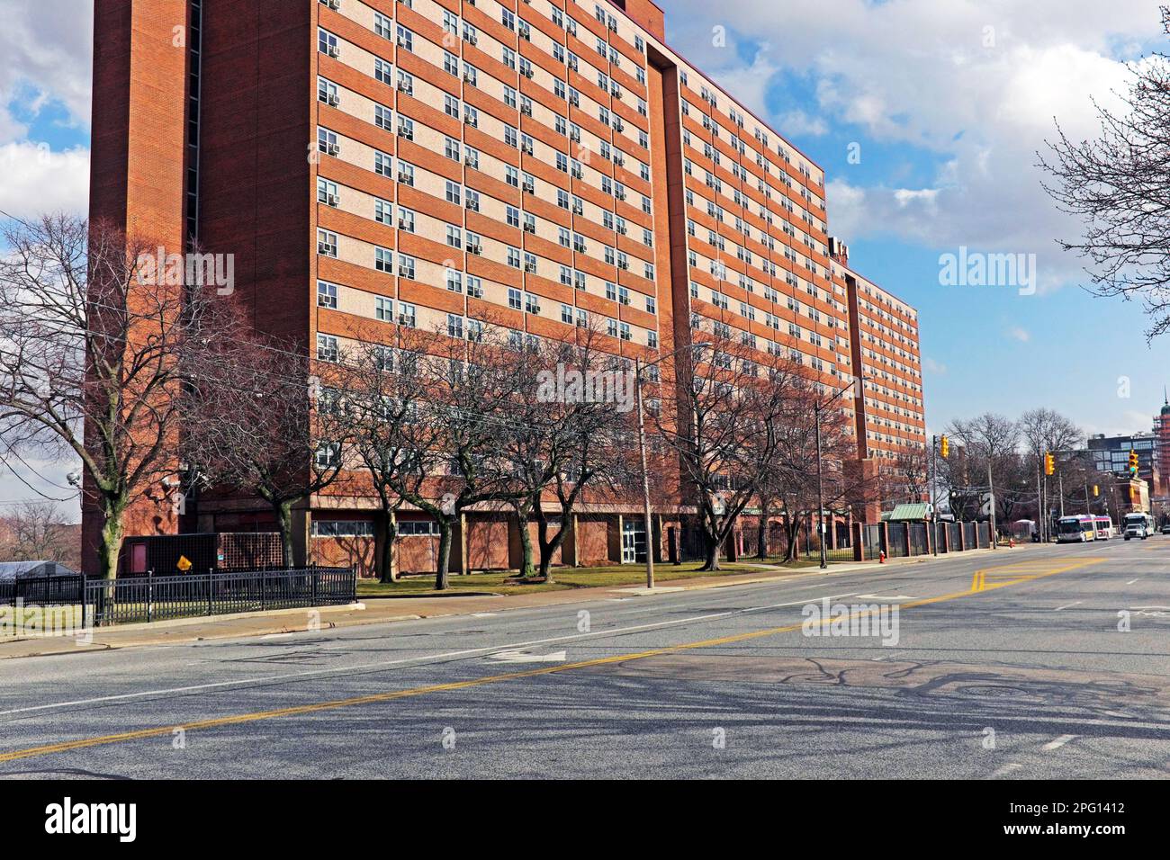 Riverview Towers sur West 25th Street dans le quartier de Ohio City à Cleveland, Ohio, États-Unis est une tour de 15 étages avec 498 appartements d'une chambre. Banque D'Images