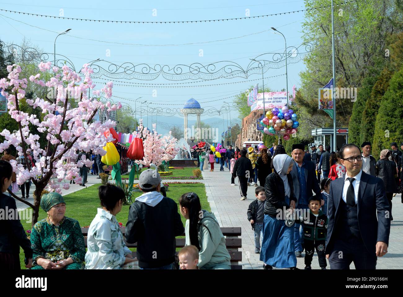 Célébration du festival Nowruz traditionnel de printemps en Asie centrale dans la ville de Jizzakh Ouzbékistan en robe nationale, avec danse et plaisir. Banque D'Images