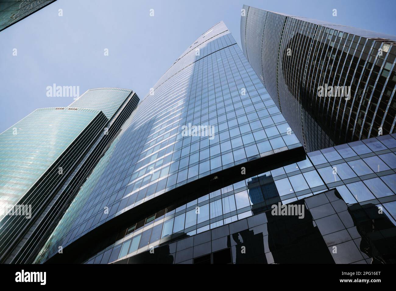 Vue vers le haut des gratte-ciels modernes dans le centre d'affaires de la ville de Moscou sur fond bleu. Moscou. Russie Banque D'Images Vue vers le haut des gratte-ciels modernes dans le centre d'affaires de la ville de Moscou sur fond bleu. Moscou. Russie Banque D'Images
