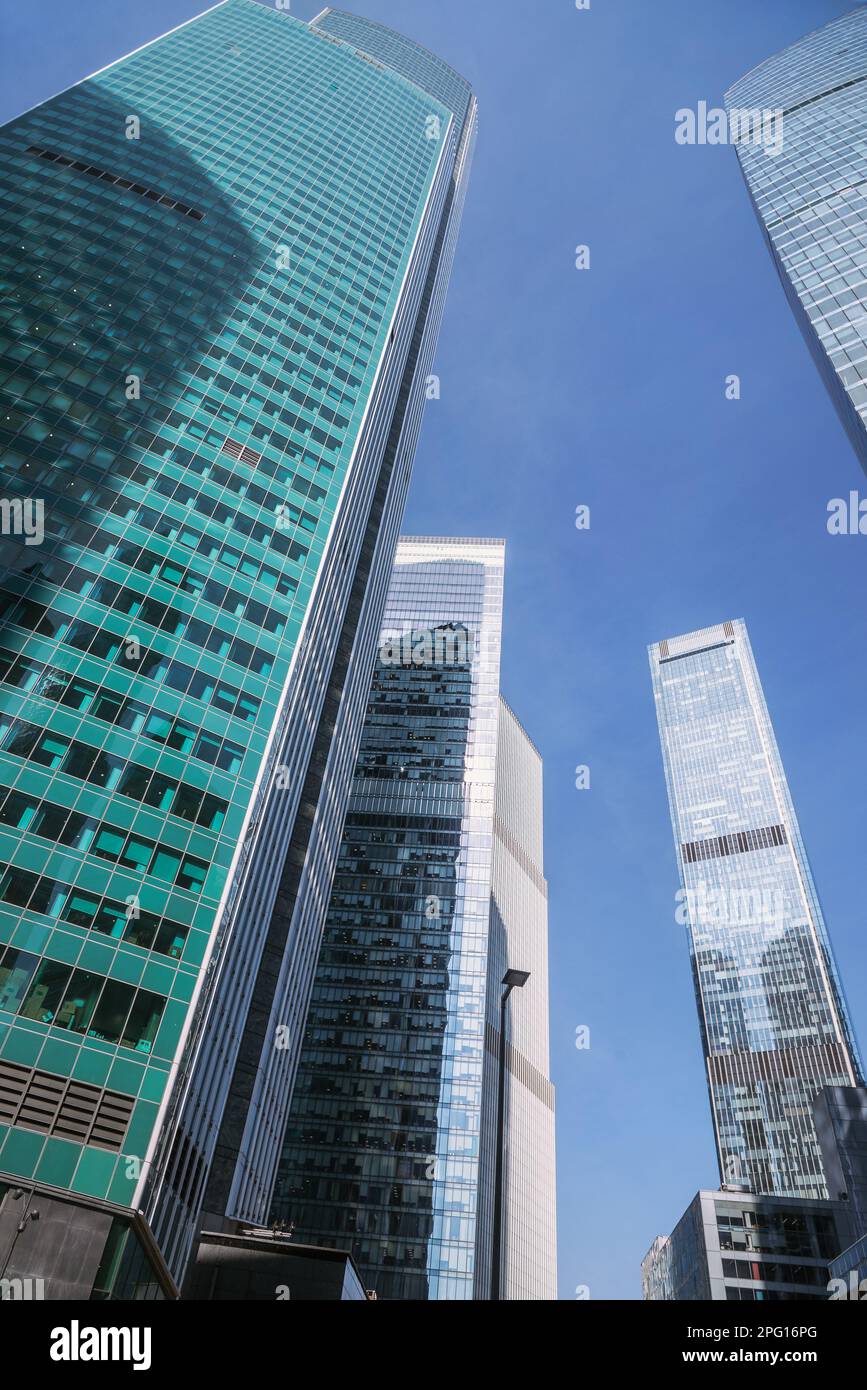 Vue vers le haut des gratte-ciels modernes dans le centre d'affaires de la ville de Moscou sur fond bleu. Moscou. Russie Banque D'Images Vue vers le haut des gratte-ciels modernes dans le centre d'affaires de la ville de Moscou sur fond bleu. Moscou. Russie Banque D'Images