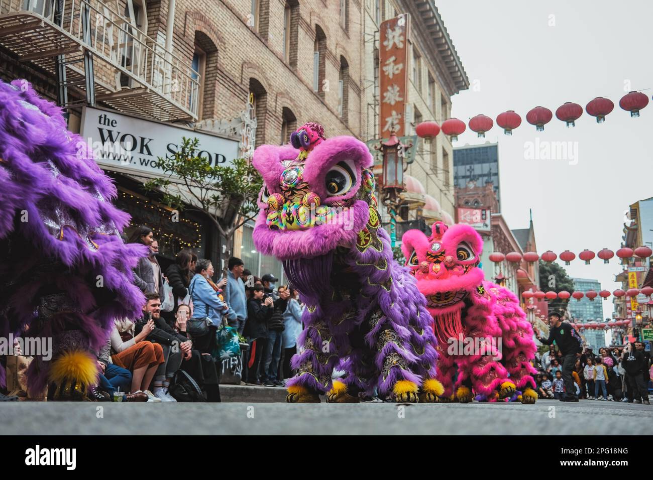 Une grande foule de spectateurs se sont rassemblés autour des artistes, en regardant en émerveillement les lions danser et réaliser des cascades acrobatiques pendant le spectacle annuel de danse du lion. Les rues du quartier chinois de San Francisco ont été animées par l'excitation du spectacle annuel de danse du lion qui a eu lieu samedi. Le spectacle, qui est une célébration traditionnelle chinoise du nouvel an, a présenté des dizaines d'artistes vêtus de costumes de lion colorés. L'Association chinoise de bienfaisance consolidée a organisé l'événement. Ce groupe communautaire local s'efforce de préserver et de promouvoir la culture chinoise à San Francisco. Le spectacle de danse du lion a été un Banque D'Images