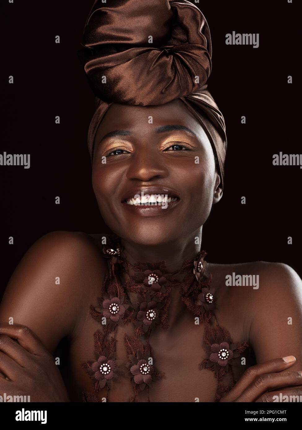 Tombez amoureux de la fabuleuse reine que vous êtes. Photo en studio d'une jeune femme attrayante posant dans une tenue africaine traditionnelle sur un fond noir Banque D'Images
