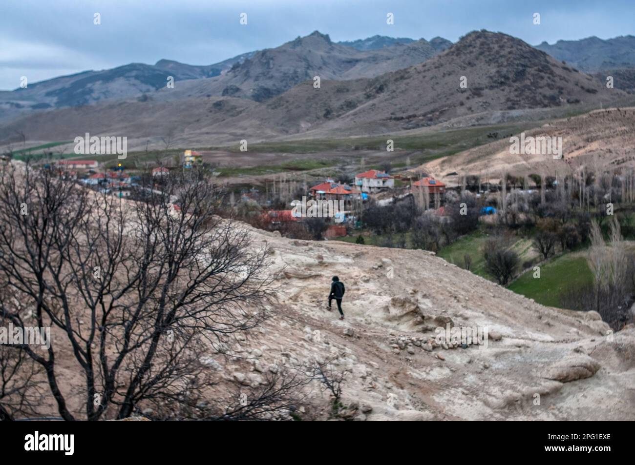 Afyonkarahisar, Turquie. 23rd mars 2016. Un homme marche jusqu'à la grotte pour rencontrer les moutons revenant du plateau. Les grottes sont juste au-dessus du village. Dans le village de Kark?n d'Afyonkarahisar, avec une population de 339 habitants, les éleveurs élèvent principalement des moutons, des chèvres et des vaches dans les grottes situées juste à côté du village. Les villageois qui vivent de l'élevage disent qu'environ 50 grottes ont été utilisées pour le même but depuis 100 ans. Dans le village de Kark?n d'Afyonkarahisar, avec une population de 339 habitants, les éleveurs élèvent principalement des moutons, des chèvres et des vaches dans les grottes situées juste à côté du village. Les villageois qui Banque D'Images