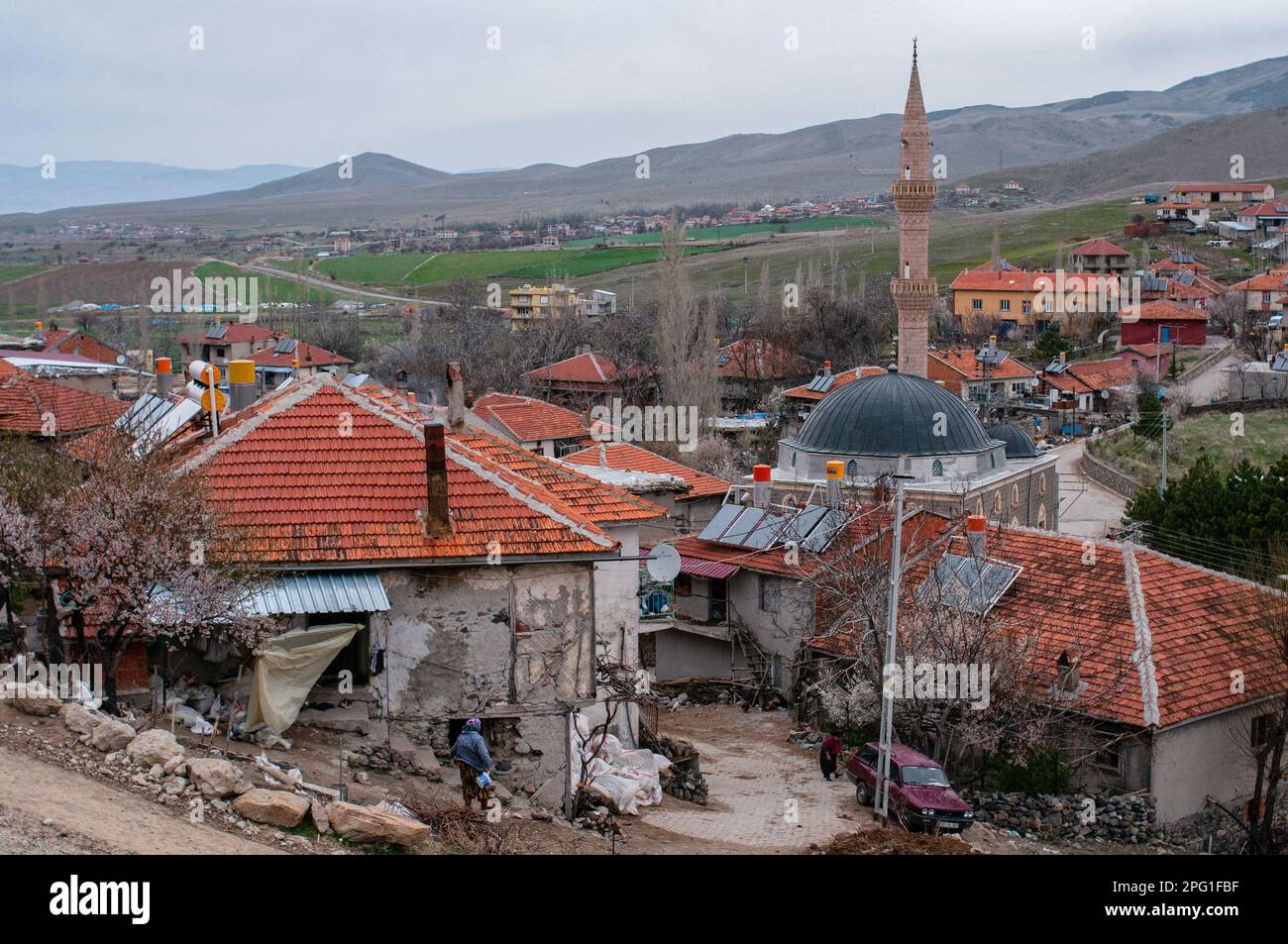 23 mars 2016, Afyonkarahisar, Turquie : la population jeune du village est très faible et les gens vivent généralement par l'agriculture. Dans le village de Kark?n d'Afyonkarahisar, avec une population de 339 habitants, les éleveurs élèvent principalement des moutons, des chèvres et des vaches dans les grottes situées juste à côté du village. Les villageois qui vivent de l'élevage disent qu'environ 50 grottes ont été utilisées pour le même but depuis 100 ans. Dans le village de Kark?n d'Afyonkarahisar, avec une population de 339 habitants, les éleveurs élèvent principalement des moutons, des chèvres et des vaches dans les grottes situées juste à côté du village. Les villageois qui font une vie Banque D'Images