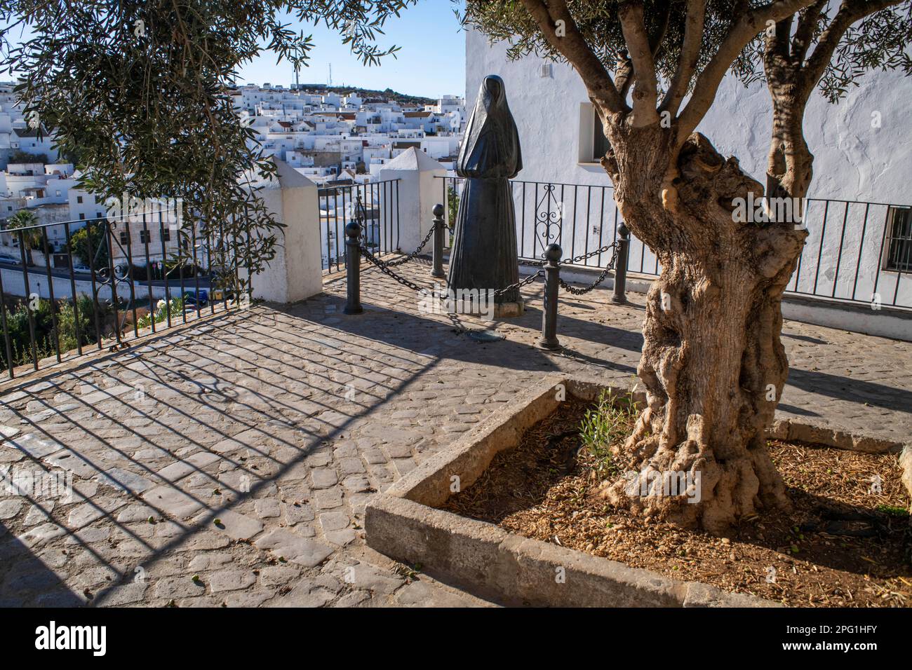 Statue de femme à la robe noire traditionnelle Las Cobijadas à Vejer de la Frontera, province de Cadix, Costa de la luz, Andalousie, Espagne. Nombreuses vesti Banque D'Images