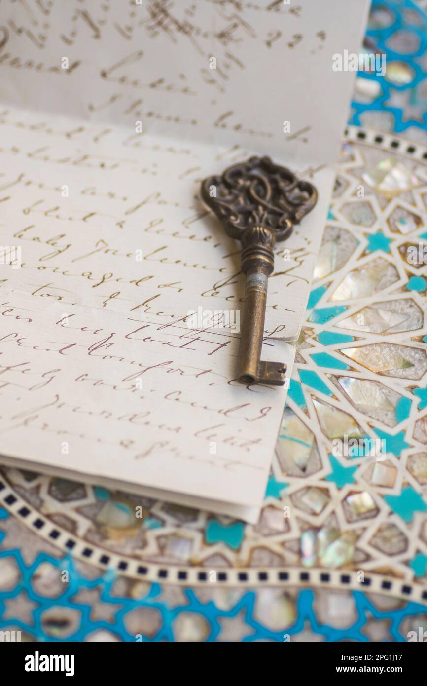 Ancienne clé en laiton et lettre sur table en mosaïque Banque D'Images