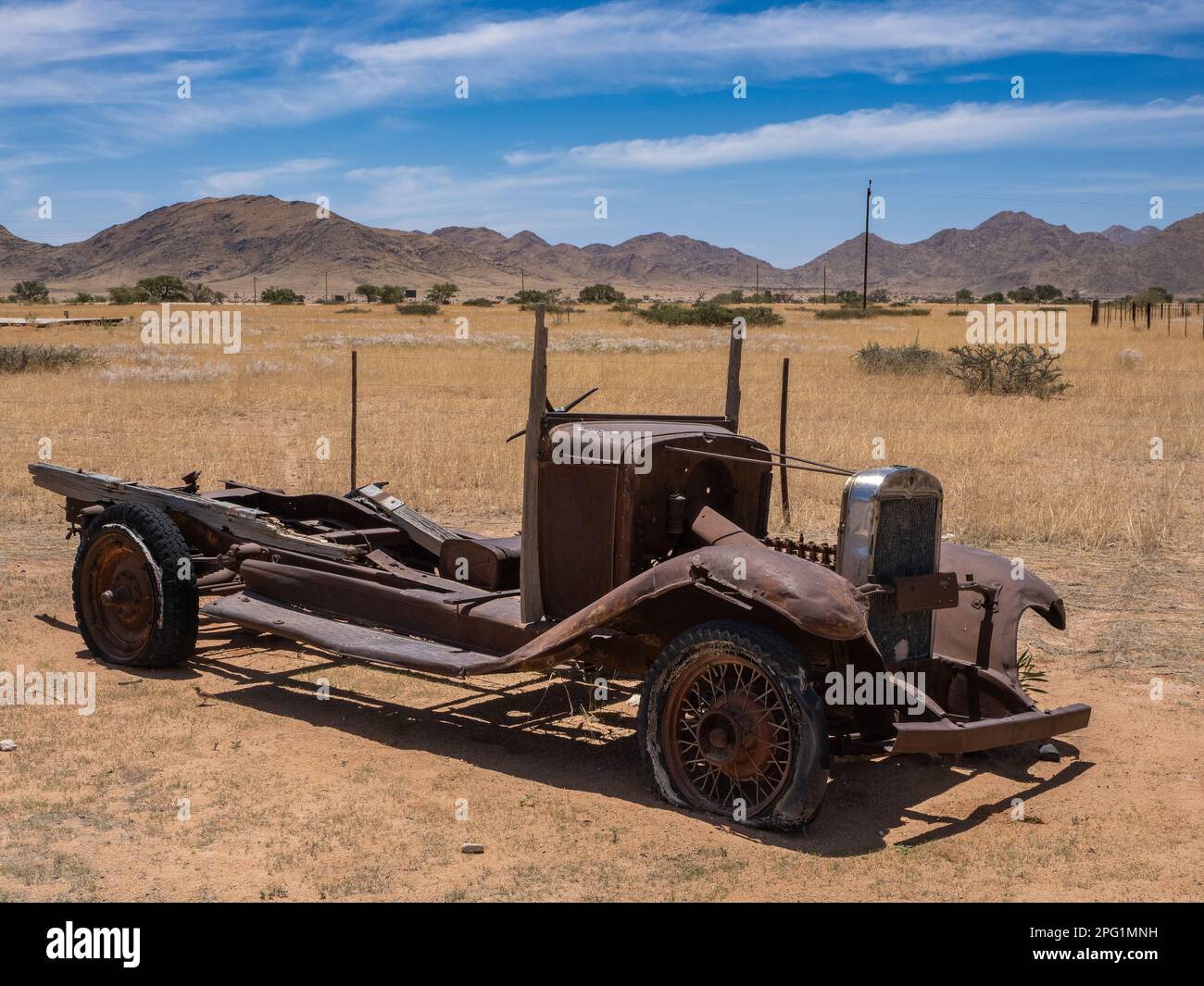 Vieilles voitures à la station de Solitaire Desert, sud de la Namibie, 2023 Banque D'Images