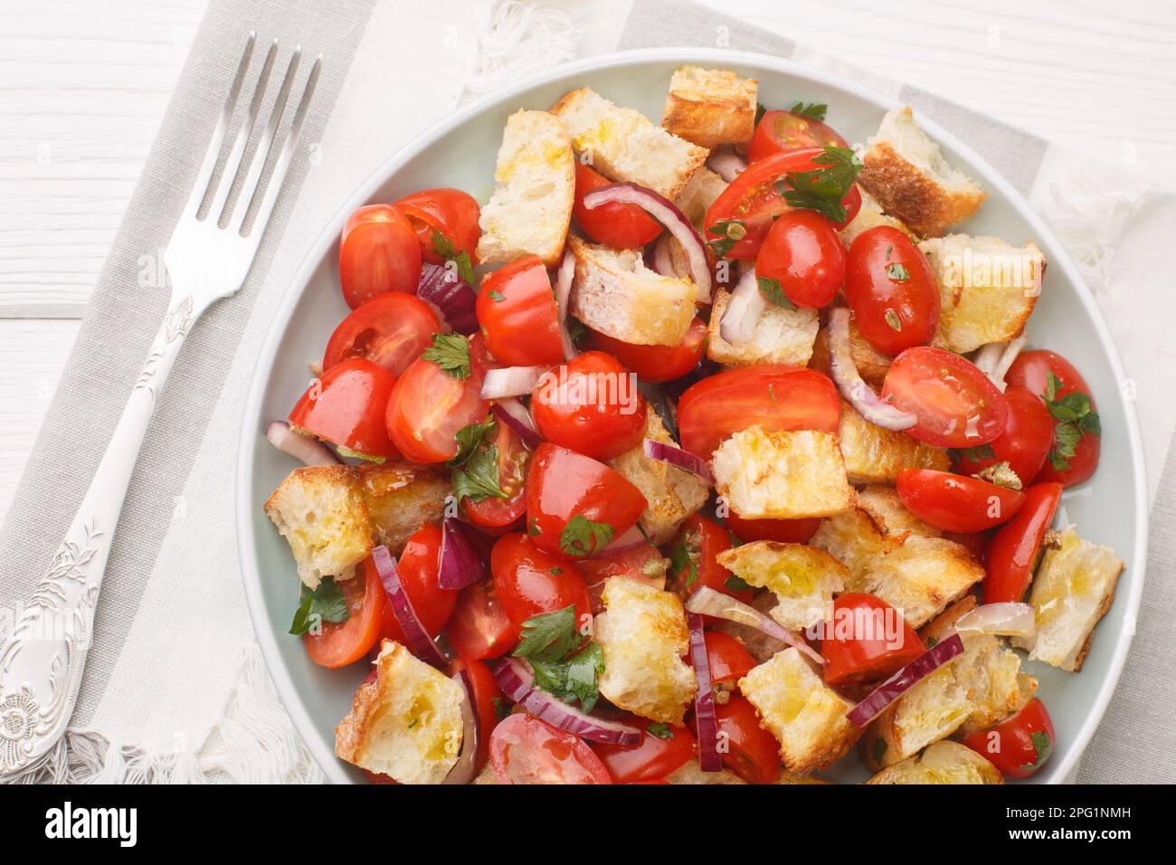 La salade de pain Acquasala se compose de tomates mûres fraîches et de pain rassis qui sont trempés dans l'huile d'olive, jus de tomate, et souvent le vinaigre de gros plan sur la pl Banque D'Images