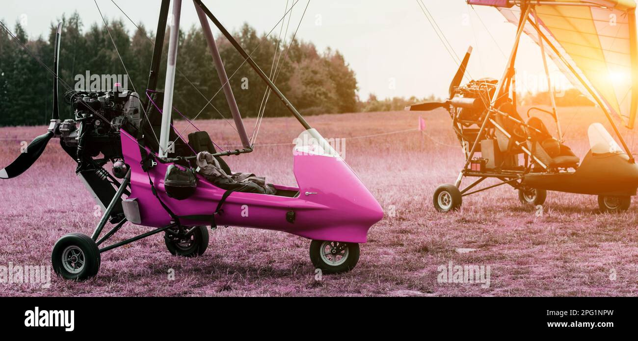 Deltaplane motorisée sur l'herbe verte. sports et loisirs. aviation privée Banque D'Images