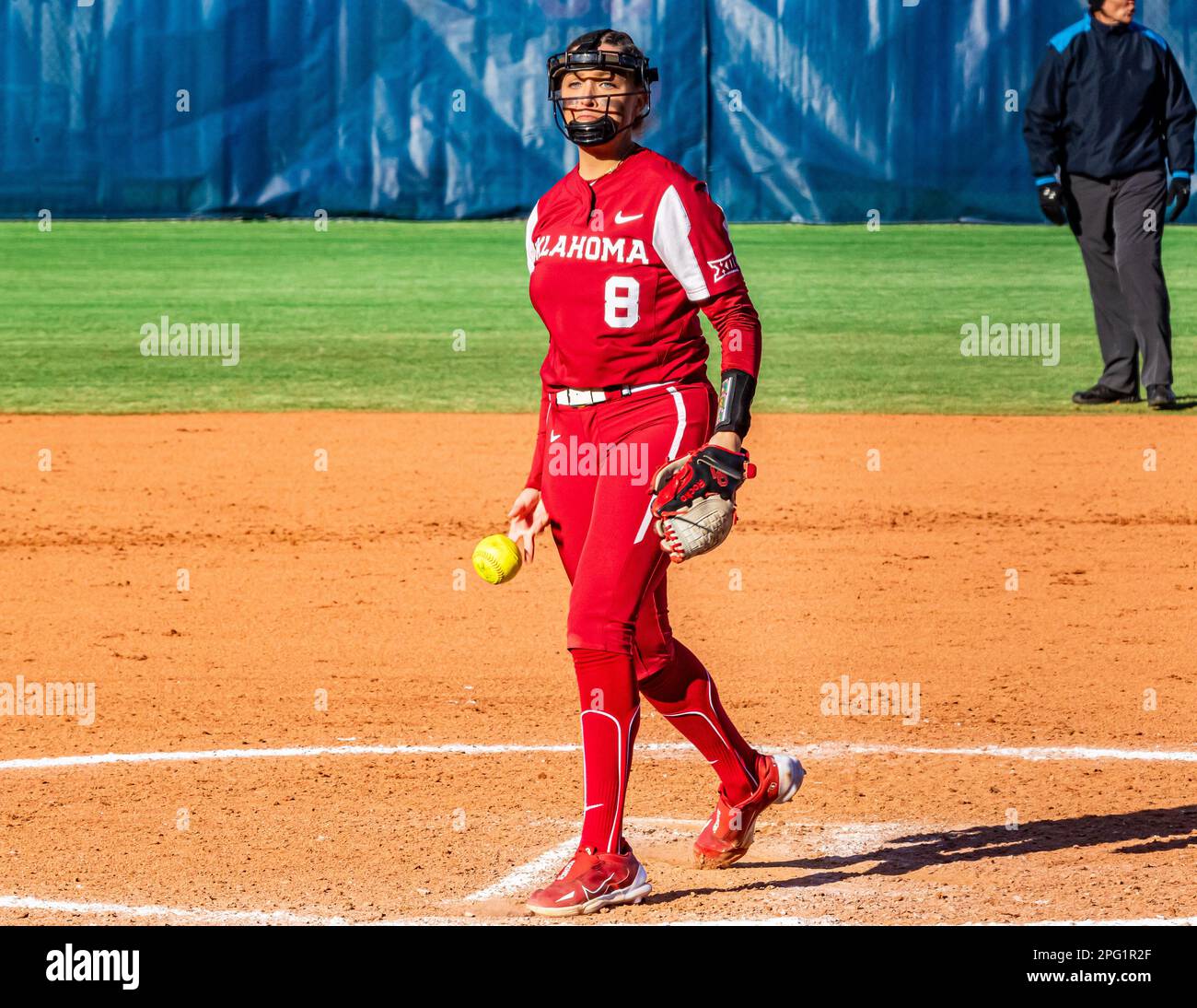 18 mars 2023, Oklahoma City, Oklahoma, États-Unis d'Amérique : Alex Storako d'Oklahoma (8) présentant un terrain contre les Wildcats d'État Weber lors du Temple de la renommée, le samedi, 18 mars 2023, au stade du Softball Hall of Fame d'Oklahoma City. (Credit image: © Nicholas Rutledge/ZUMA Press Wire) USAGE ÉDITORIAL SEULEMENT! Non destiné À un usage commercial ! Banque D'Images