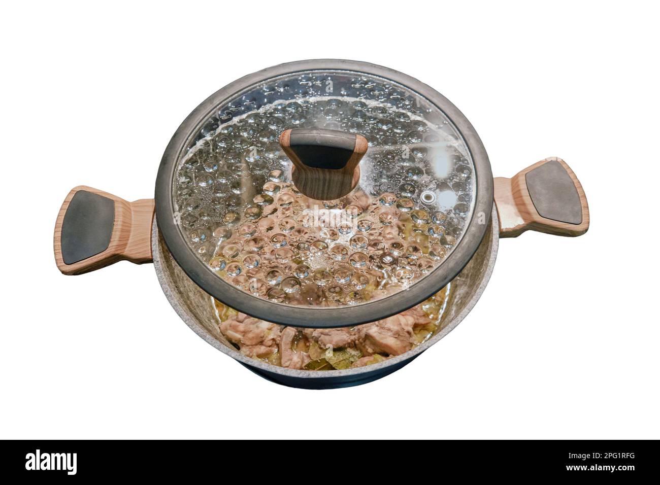 Le pot est placé sur une cuisinière électrique avec le couvercle ouvert, isolé sur un fond blanc Banque D'Images