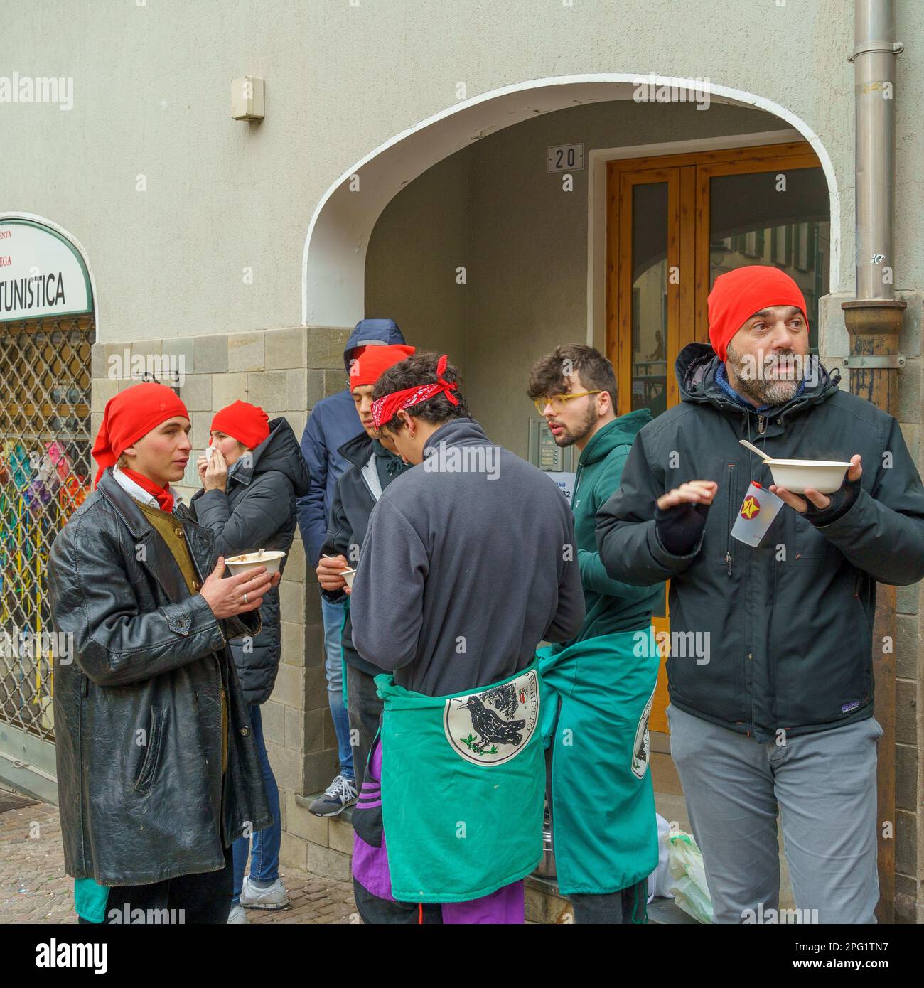 ivrea-italie-19-f-vrier-2023-les-gens-mangeant-la-soupe-de-haricots