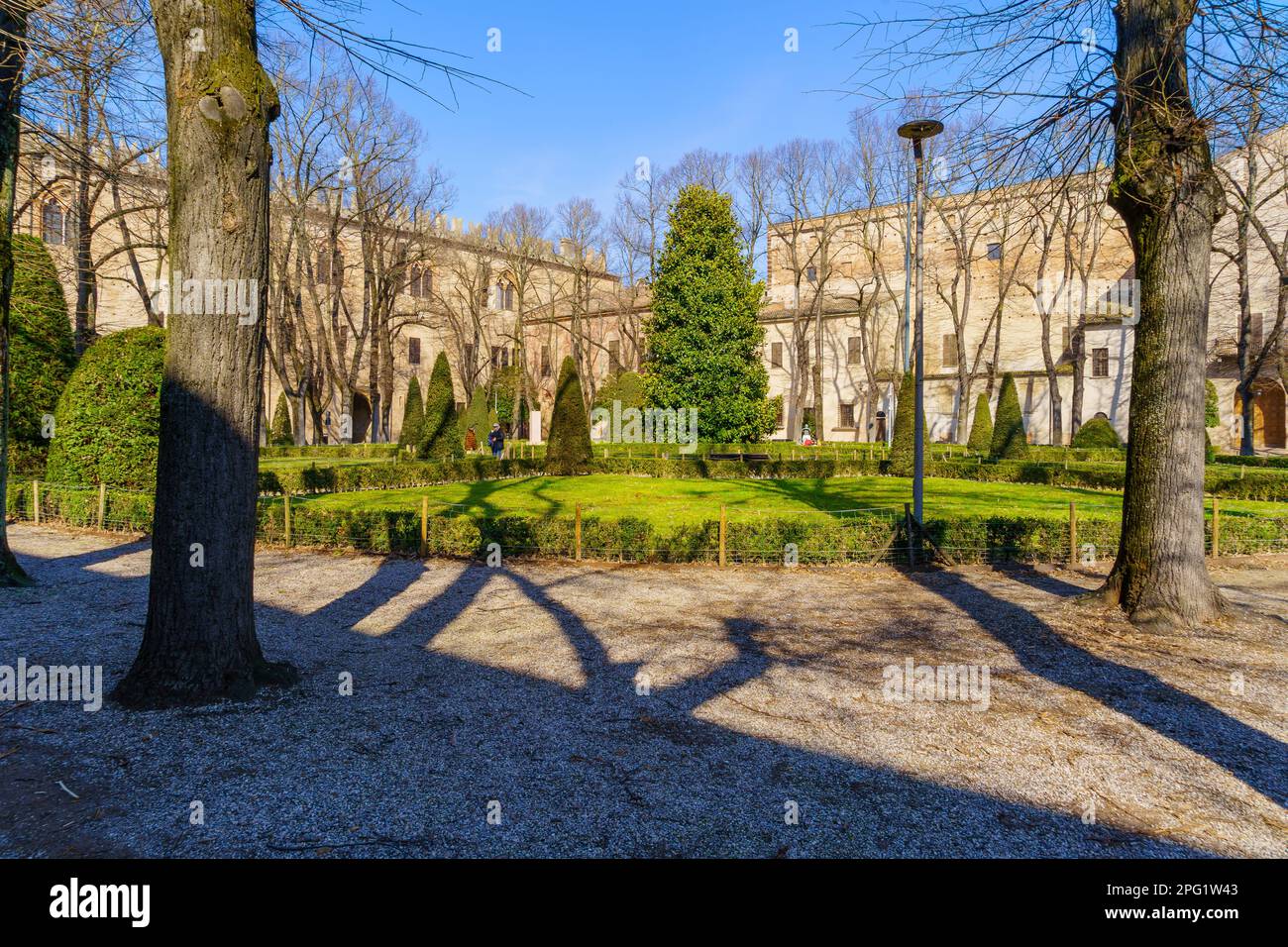 Mantoue, Italie - 28 février 2023 : vue sur le jardin de la Piazza Pallone (lega lombarda), avec les habitants, et les visiteurs, à Mantoue (Mantova), Lombardie, Northe Banque D'Images