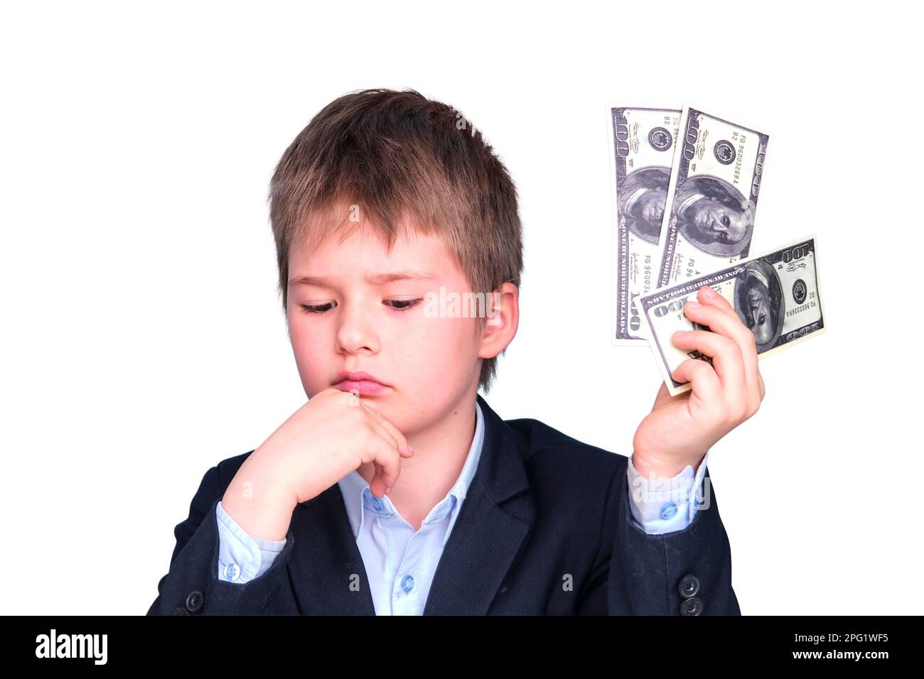 Un garçon dans un costume d'école avec de l'argent en dollars, isolé sur un fond blanc Banque D'Images