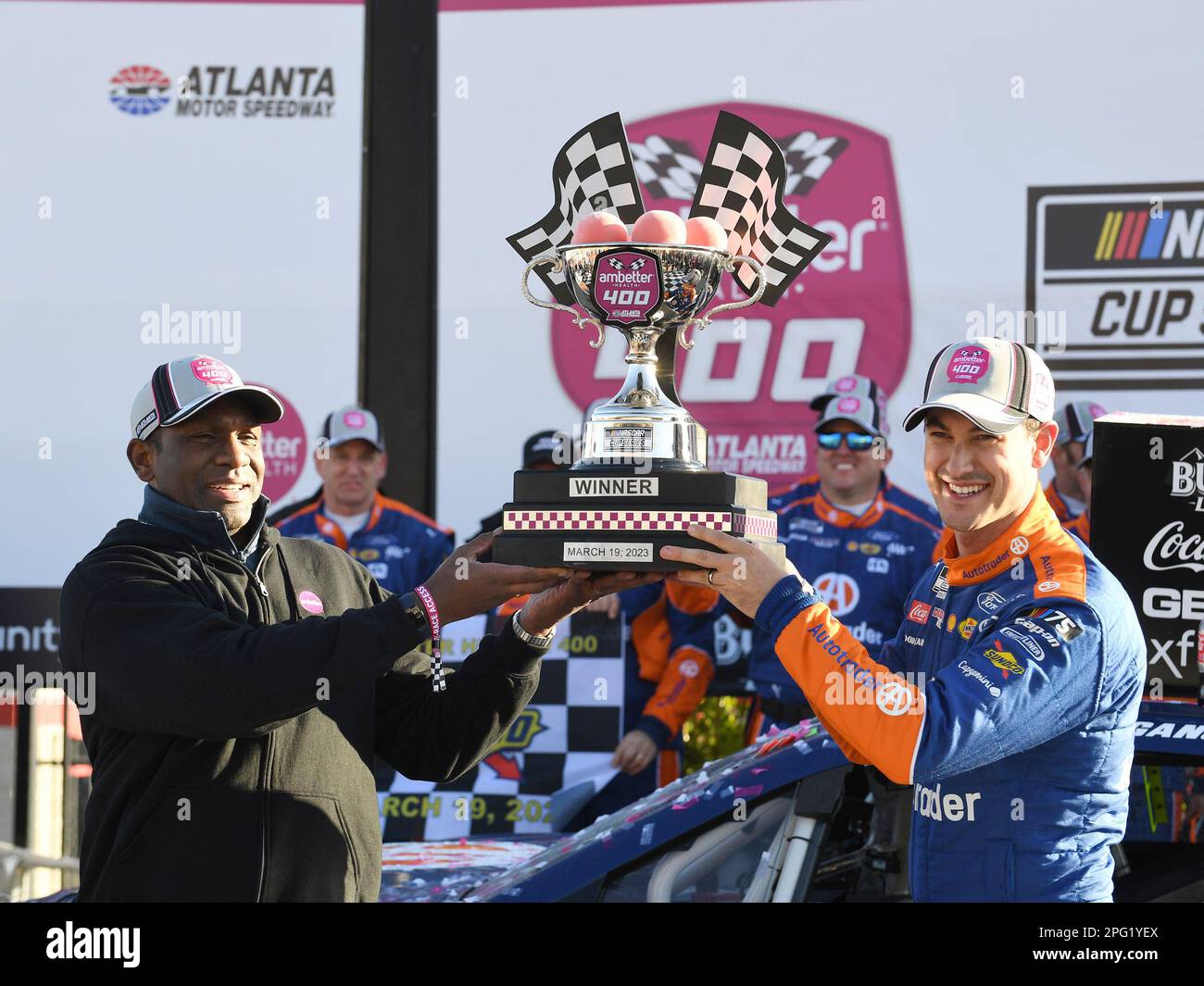 ATLANTA, GA - MARCH 19: Joey Logano (#22 Team Penske Autotrader Ford) holds the winner's trophy after the running of the NASCAR Cup Series Ambetter Health 400 on March 19, 2023, at Atlanta Motor Speedway in Hampton, GA.(Photo by Jeffrey Vest/Icon Sportswire) (Icon Sportswire via AP Images) Banque D'Images