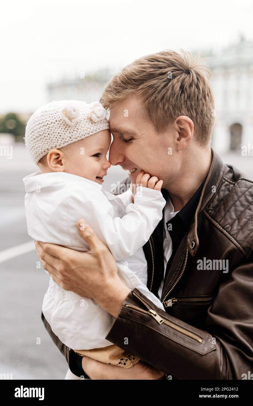 Un homme avec une petite fille qui s'embrasse sur Palace Square St.Peterburg Banque D'Images