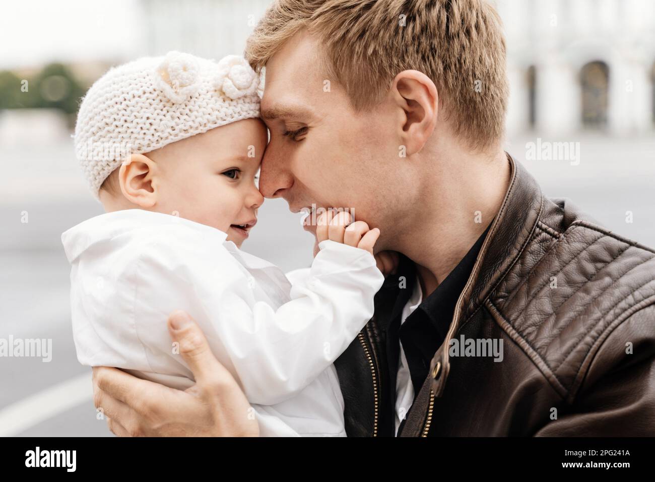Un homme avec une petite fille qui s'embrasse sur la place du Palais Saint-Pétersbourg Banque D'Images