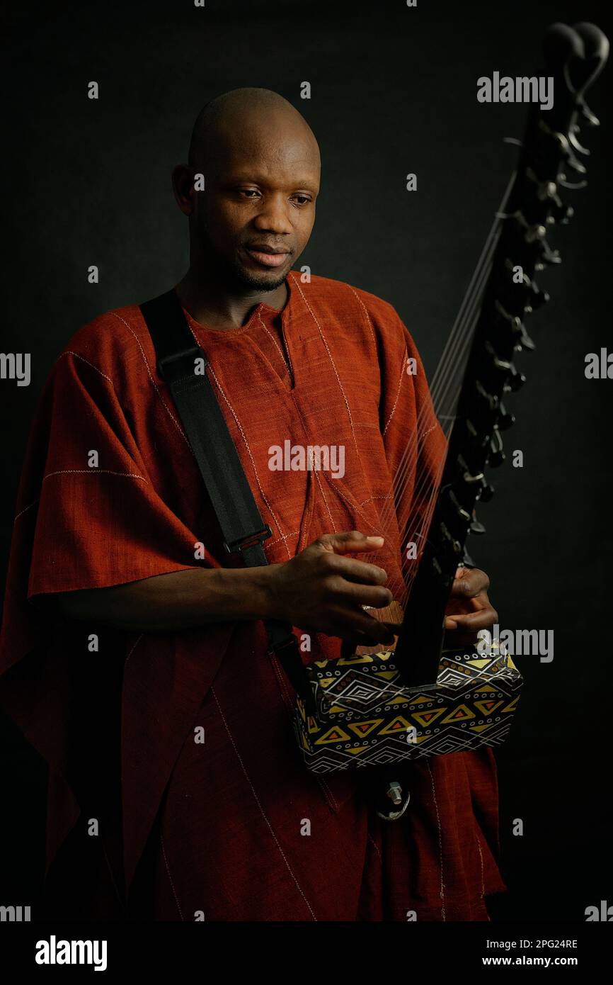 Musicien africain avec instruments à cordes traditionnels. Banque D'Images