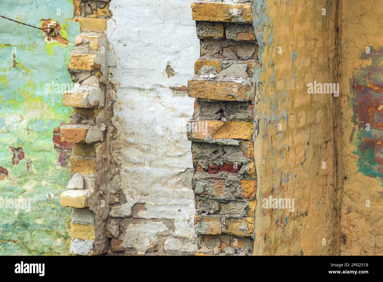 Vieux mur de briques et la maison ruinée comme arrière-plan, foyer sélectif Banque D'Images