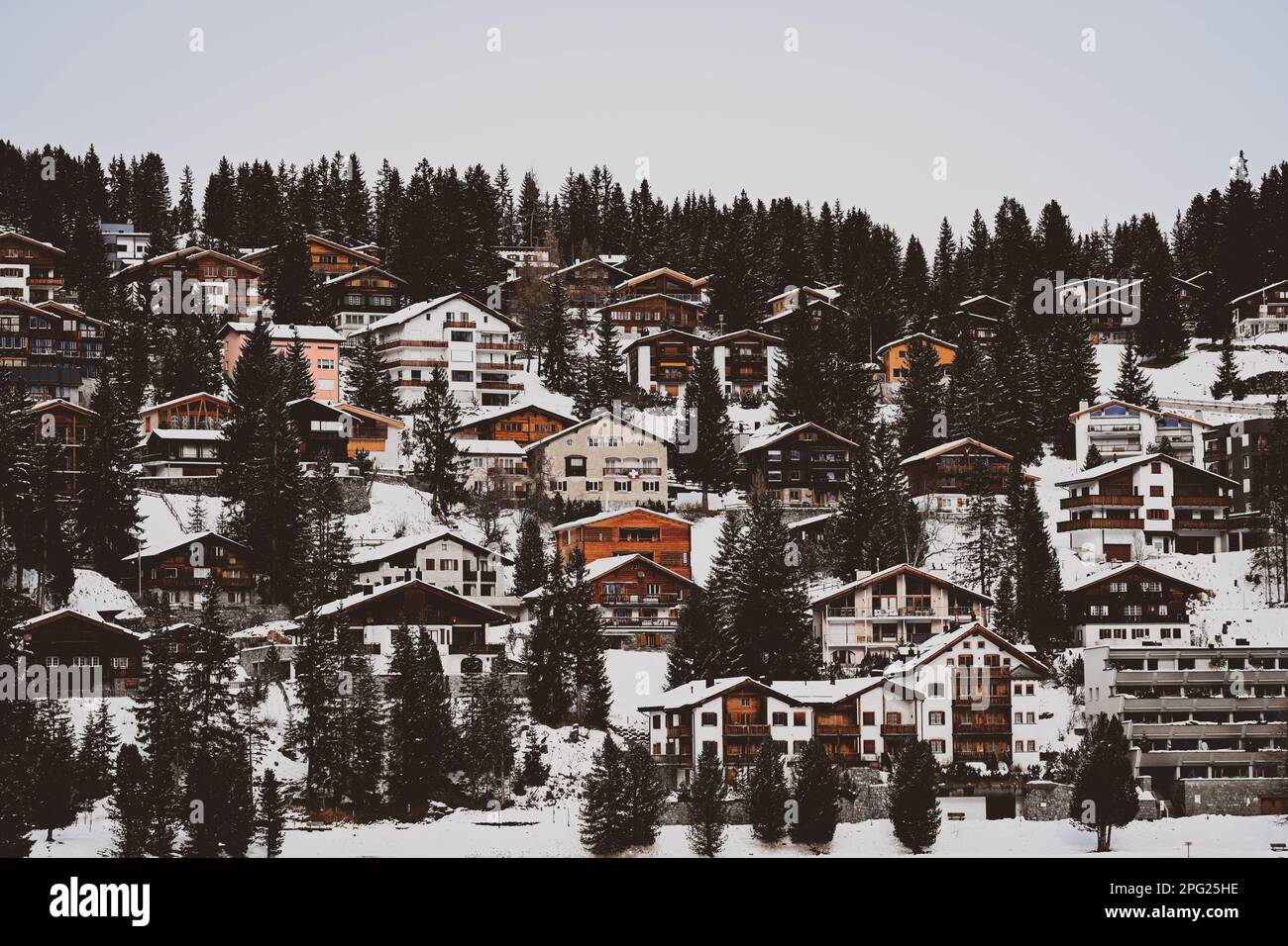 Maisons d'hiver dans les montagnes suisses Banque D'Images