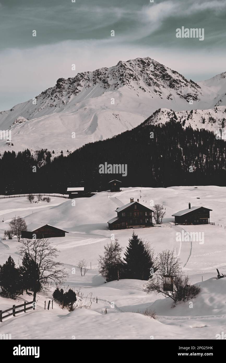 Hiver dans un village de montagne suisse. Station d'hiver dans les montagnes. Banque D'Images