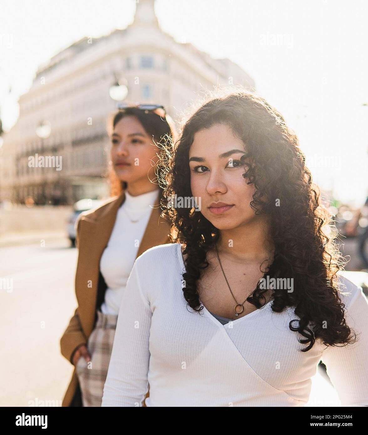 Photo d'un profil de deux amis debout Banque D'Images